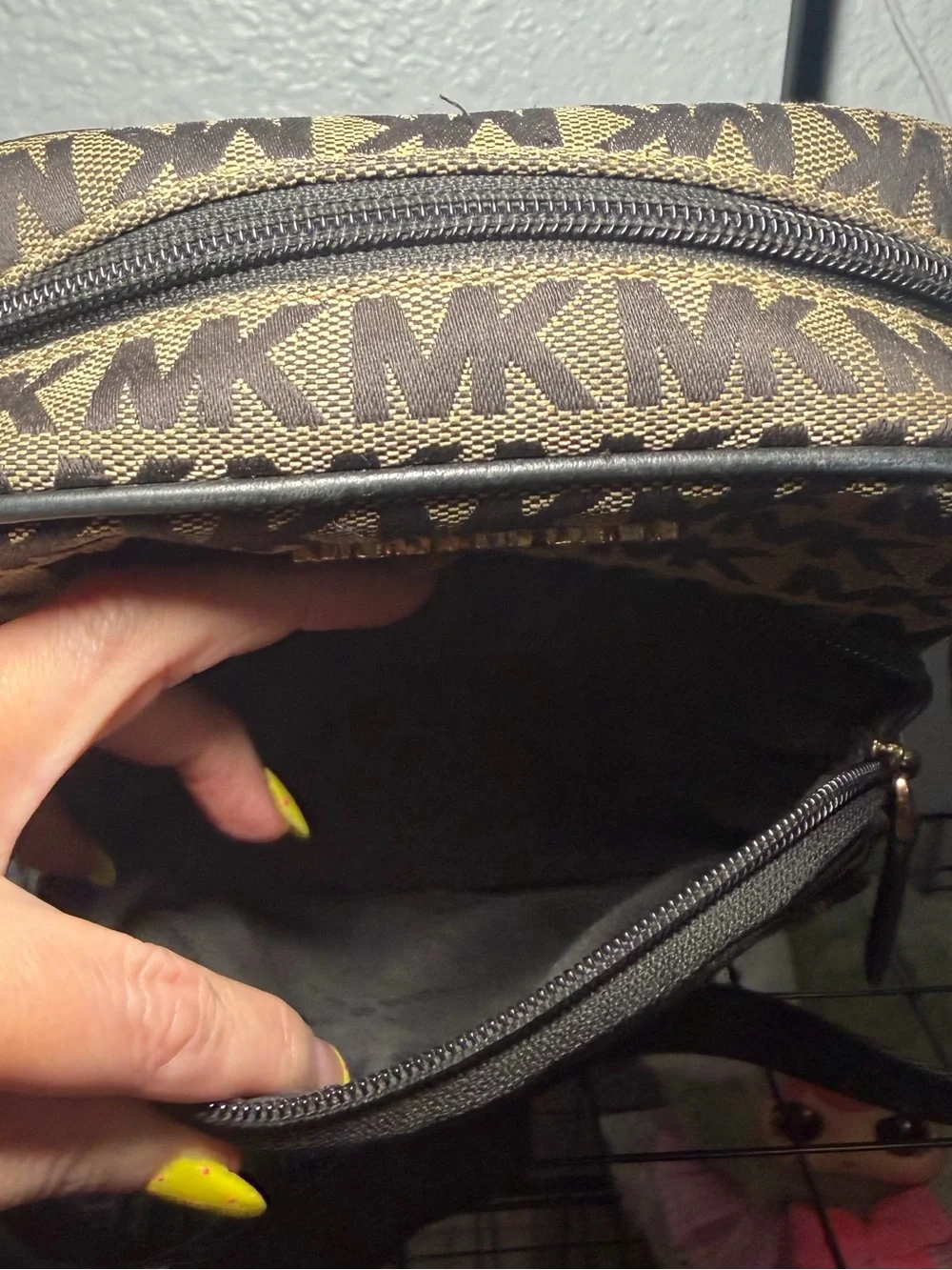 Michael Kors MK Signature Logo Crossbody Bag – Beige/Black Jacquard Flight Bag